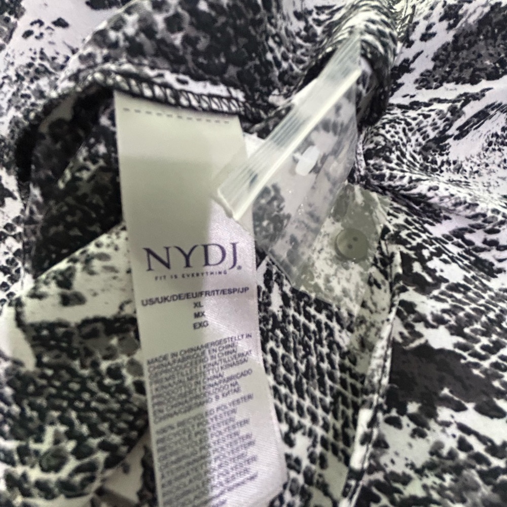 Women's Black and White Snake Print Top - Picture 6 of 7